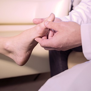 Häufig leiden Frauen an Hallux Valgus, einer Fehlstellung des Großzehengrundgelenks.